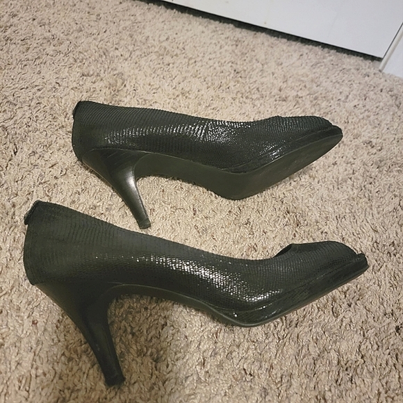 Calvin Klein Black Leather Pearlized Reptile Heels Peek A Boo Open Toe Sz 10 - Picture 2 of 10